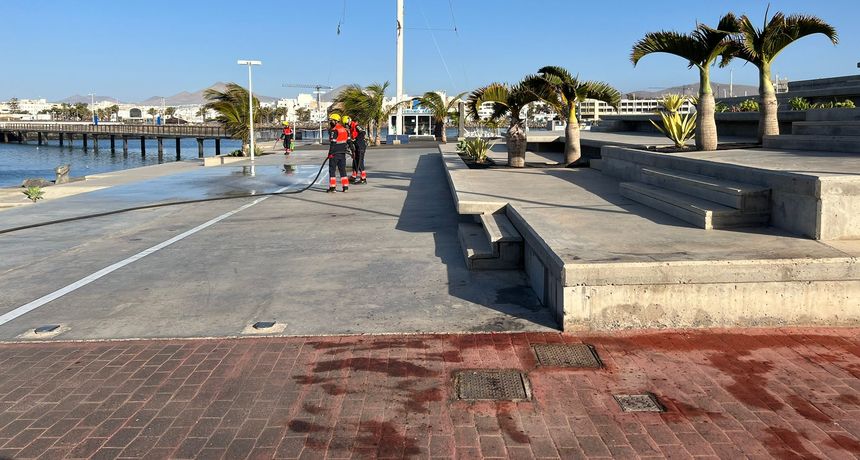 Los bomberos del Consorcio acudieron este domingo por la mañana para limpiar las manchas de sangre que dejó la pelea