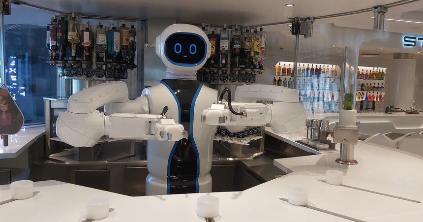 Robot camarero en uno de los bares del barco.