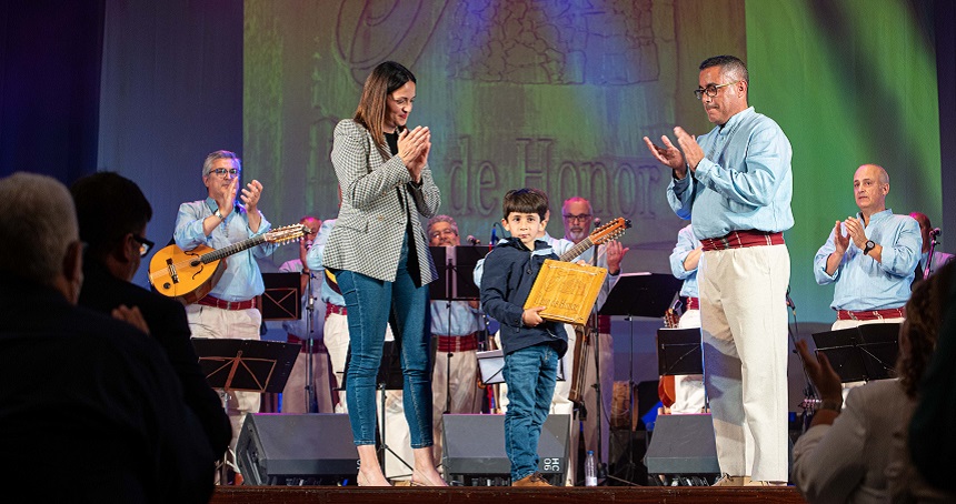 I FESTIVAL TEGUEY-HIJO ALEXIS TEJERA RECOGIENDO GALARDÓN