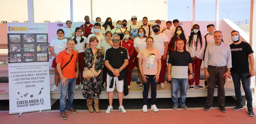 Myriam Barros junto a los escolares participantes en el proyecto Ciberlandia.