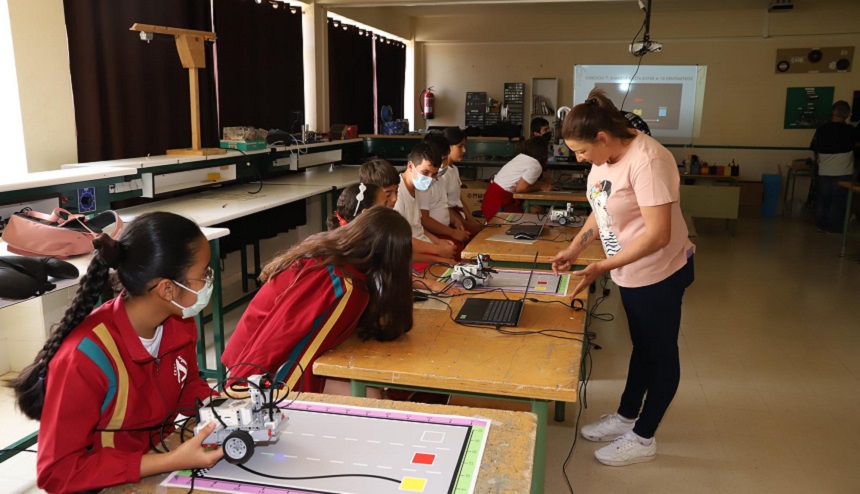 Myriam Barros junto a los jovenes el IES Las Maretas durante el desarrollo del curso.