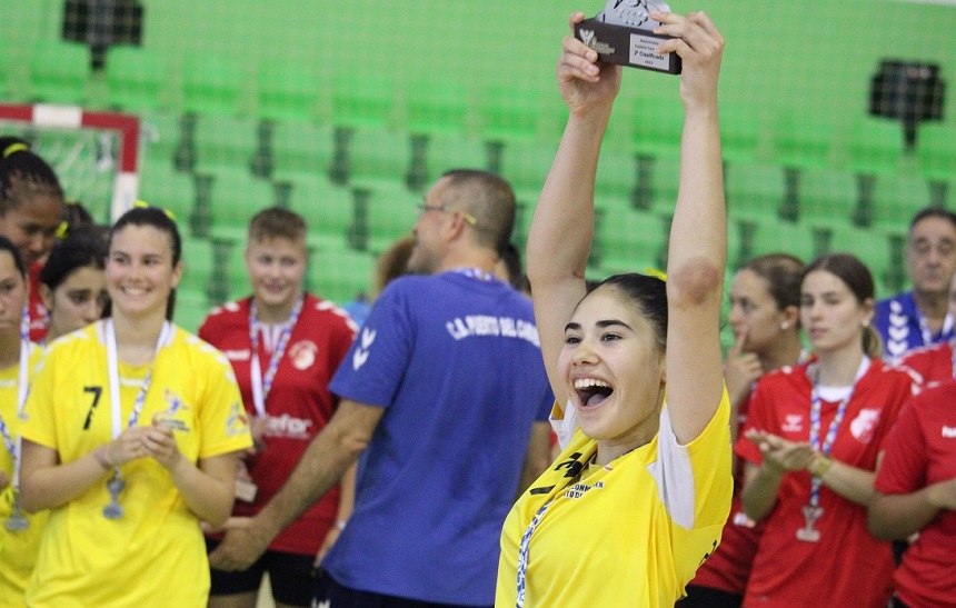 Capitana del CB Puerto del Carmen levantando el trofeo de subcampeonas.