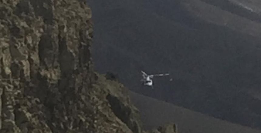 Imagen del helicóptero accediendo a la zona escarpada