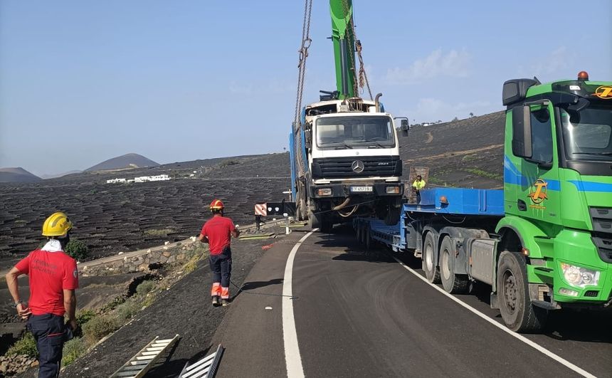 Momento de la retirada del camión que volcó.