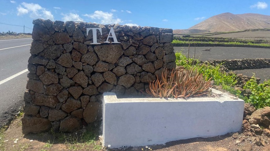 Imagen de uno de los monolitos deteriorados de Teguise