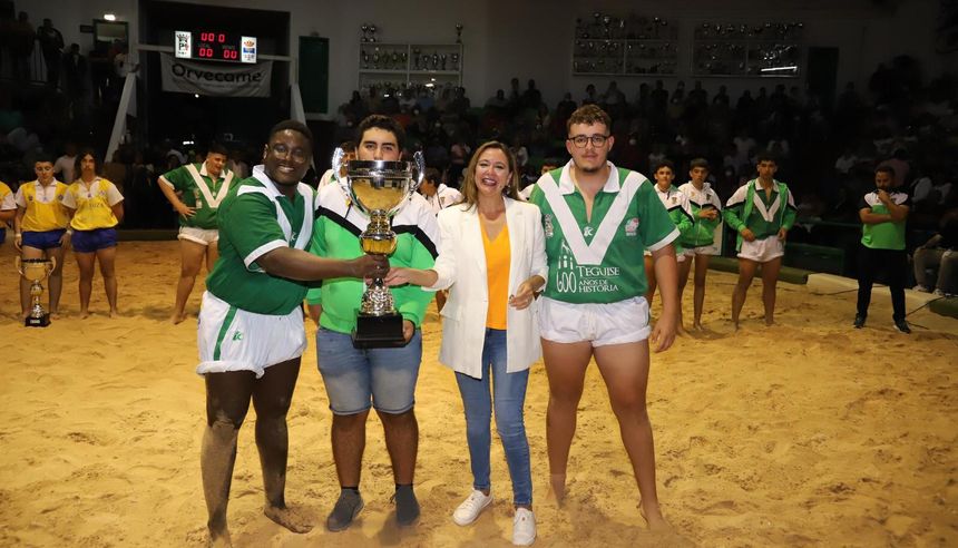 María Dolores Corujo este viernes en el terrero con los ganadores