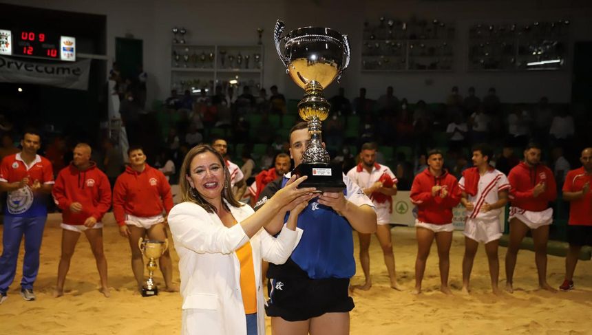 Corujo entregando la copa al campeón de la noche