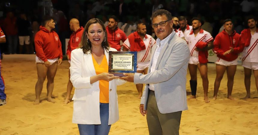 La presidenta del Cabildo recogiendo un premio que le dio el presidente de la Federación por su colaboración