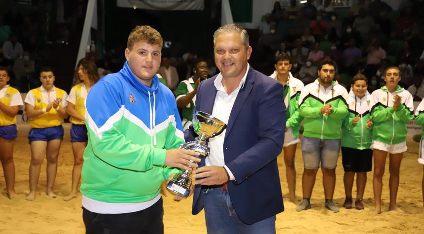 Alfredo Mendoza entregando uno de los trofeos de la noche