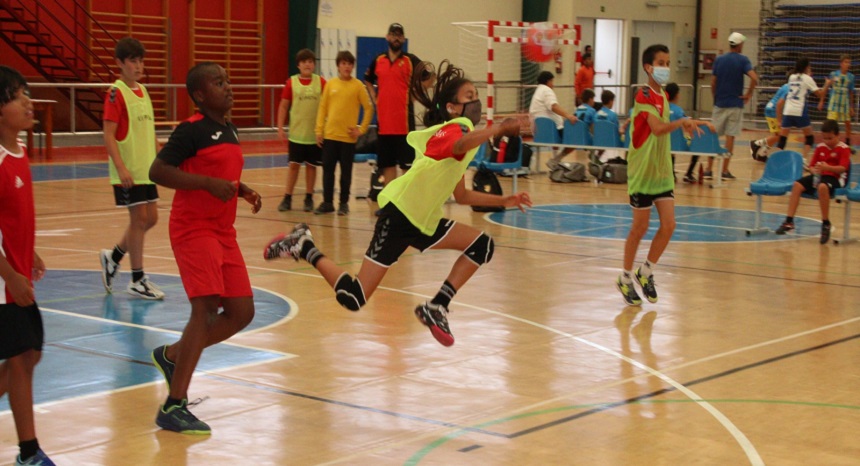 Joven participante del torneo realizando un lanzamiento durante el desarrollo de uno de los partidos.