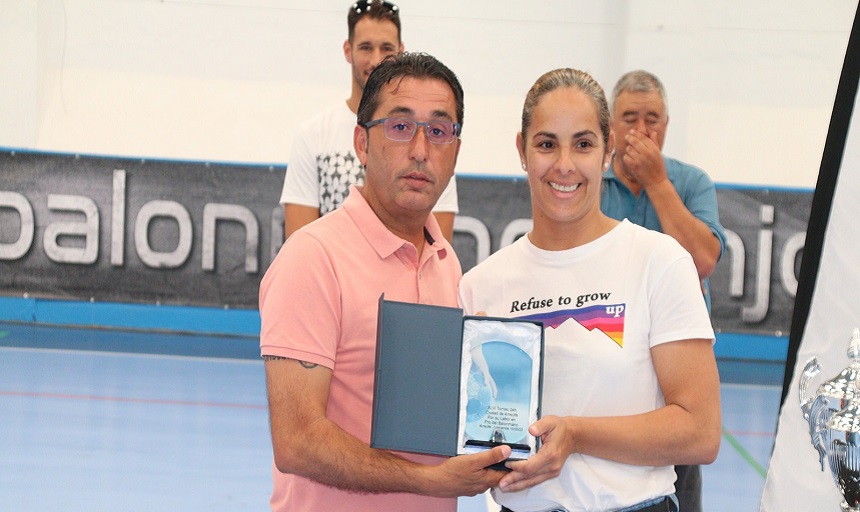 Representante del Club Balonmano Tahíche recibiendo una distinción por su labor en pro del balonmano.