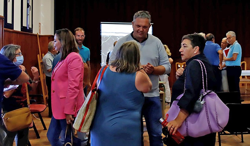 Alfredo Mendoza junto a vecinos de Marcher tras la reunión.