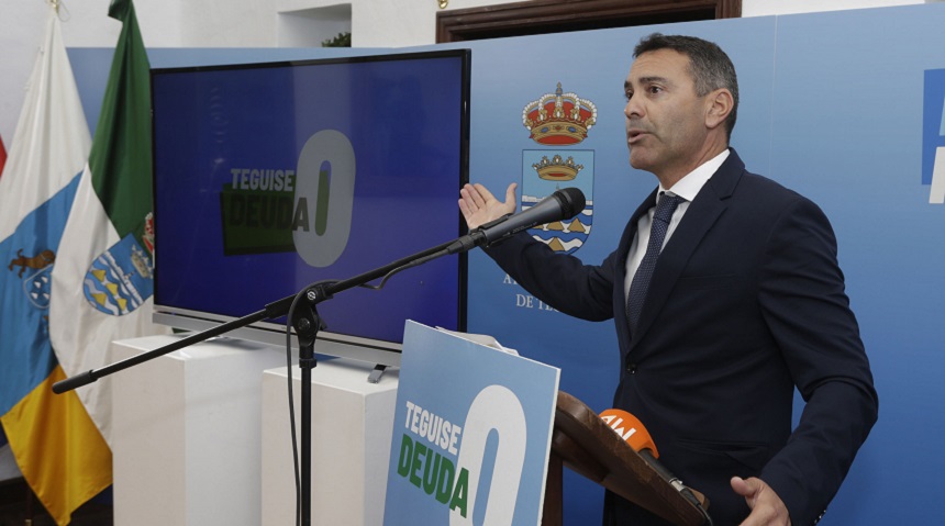 Oswaldo Betancort presentando la deuda cero de Teguise.