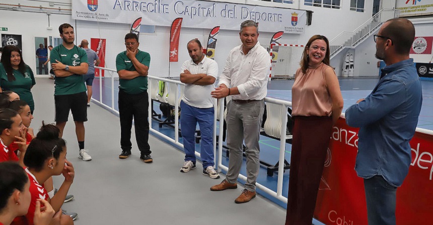 Alfredo Mendoza y María Dolores Corujo durante su visita al equipo balonmano femenino CICAR Lanzarote.