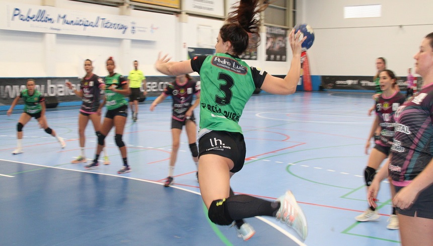 Jugadora del Gurpea Beti Onak realizando un lanzamiento.