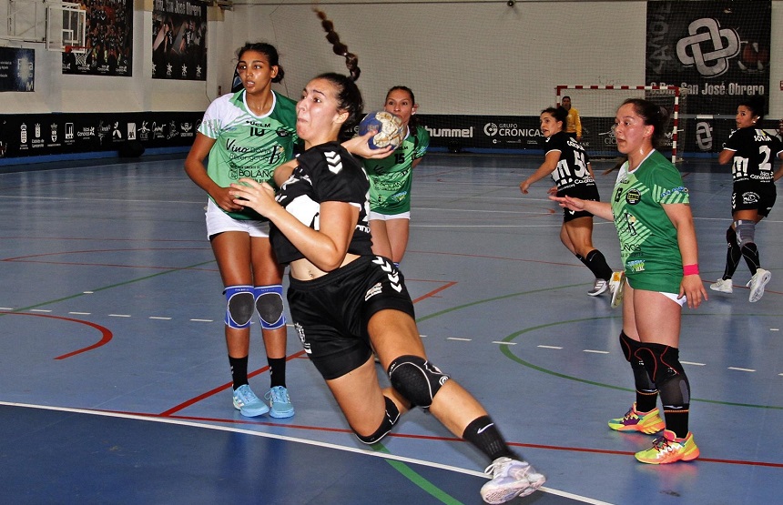 Miriam Páez intentando realizar un lanzamiento durante su partido contra el Vino Doña Berenguela Balonmano Bolaños.