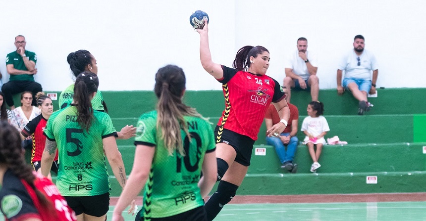 Jugadora del CB Zonzamas CICAR Lanzarote realizando un lanzamiento.