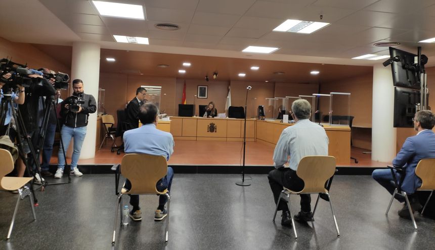 La jueza al fondo en el momento de anunciar que se iba a celebrar el juicio.