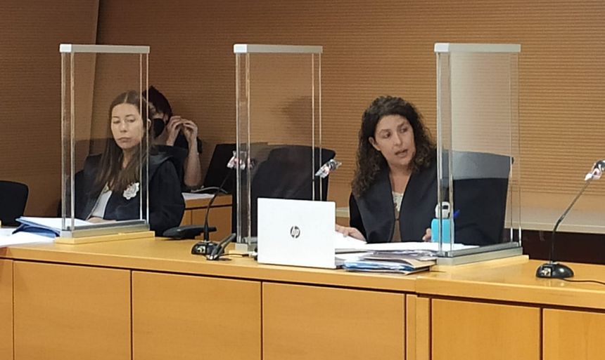 La abogada Nora Ferrer intentando sin éxito que Pedro San Ginés contestara a sus preguntas.