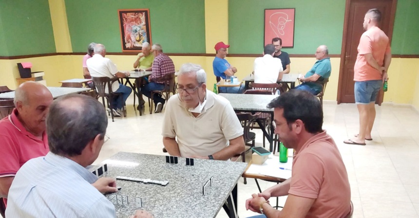 Torneo de Domino desarrollado en la Sociedad La Democracia con motivo del Día de Canarias.