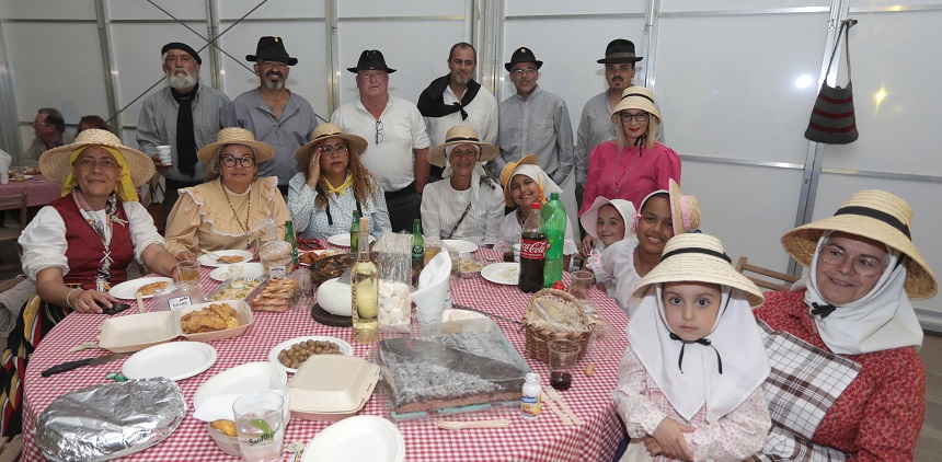 Imagen de los vecinos de Teguise disfrutando del Tenderete.