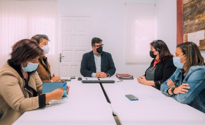 Reunión presidida por el alcalde en la que se abordó el tema del colegio.