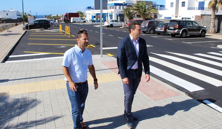 El concejal de Obras y el alcalde de Yaiza supervisando la finalización de las obras.