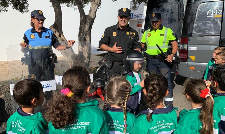 Componentes de la Policía Local mostrando su equipamiento a los niños.