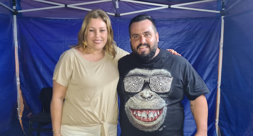 La alcaldesa Astrid Pérez junto al humorista Kike Pérez.
