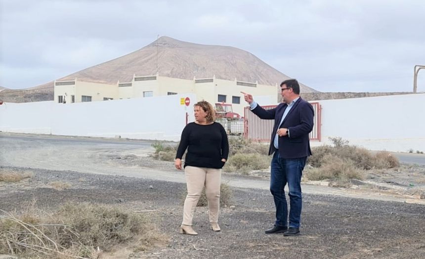 El alcalde y la concejal de Urbanismo visitando la Unidad de Actuación.
