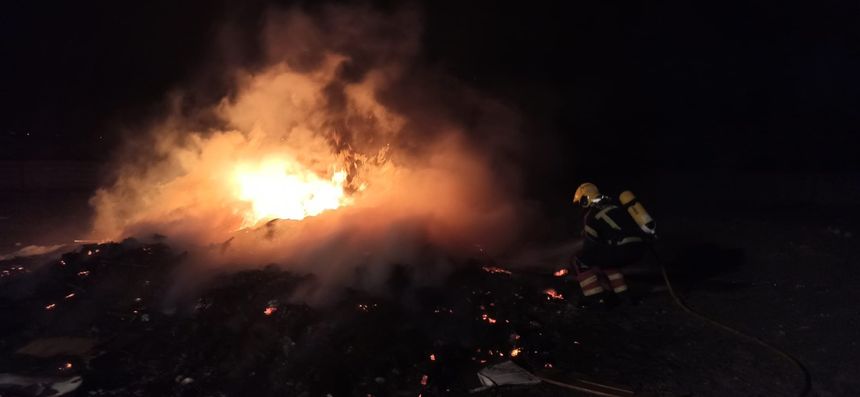 Imagen de la actuación de los bomberos en la hoguera