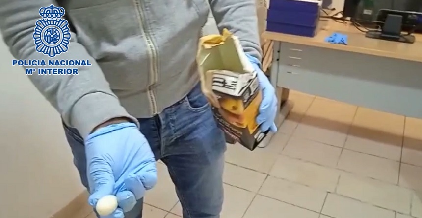 Uno de los agentes mostrando la droga incautada.