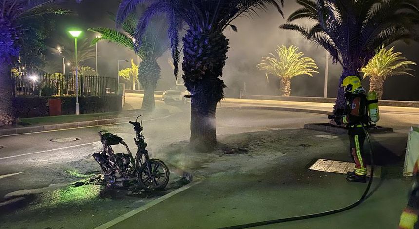 Así quedó la motocicleta después de que los bomberos controlaran el incendio.