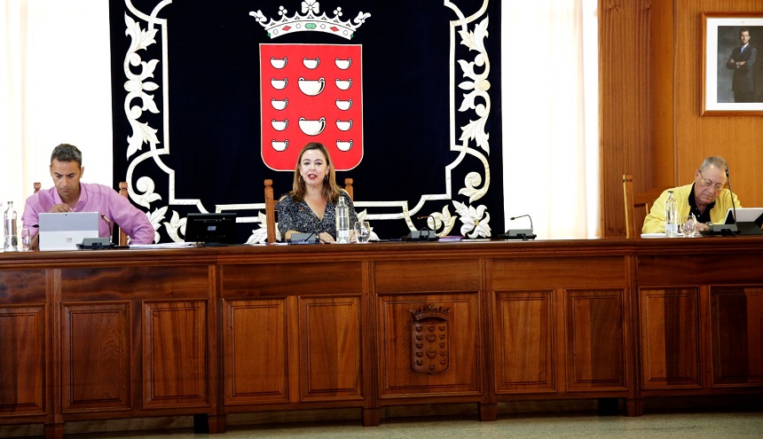 La presidenta del Cabildo junto al consejero tránsfuga de CC Juan Manuel Sosa.
