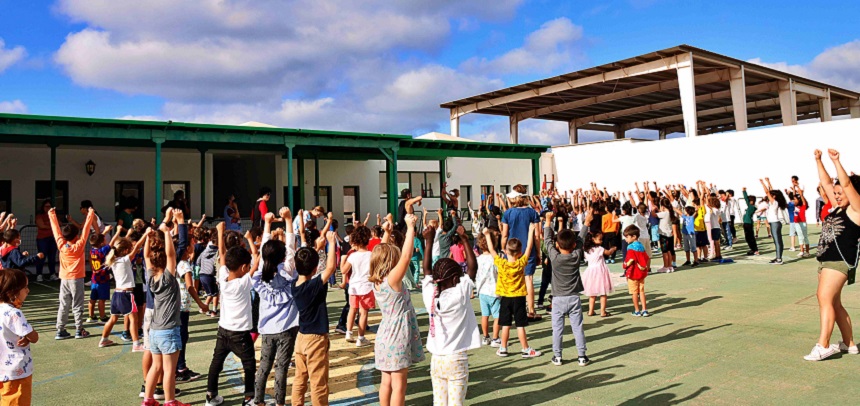 Niños de uno de los centros de Tías disfrutando de la clase de zumba.