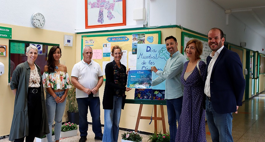 Tomás Silvera entregando un diploma de la campaña ZEConsciente en uno de los centros participantes.
