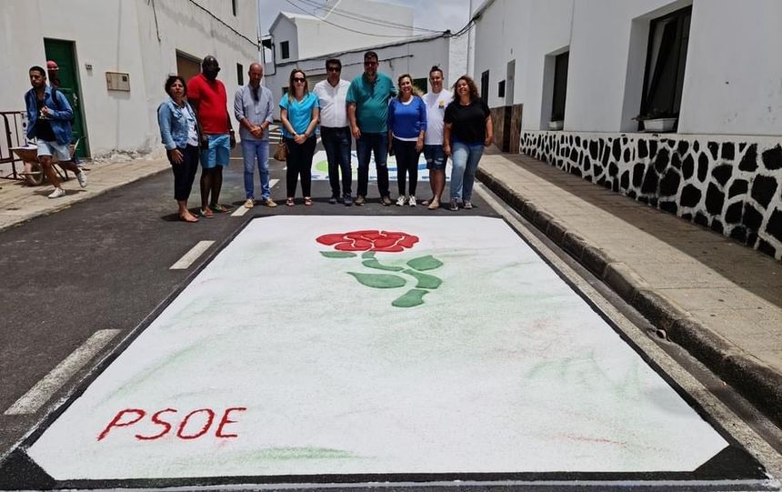 El grupo de gobierno de San Bartolomé con su alfombra del PSOE