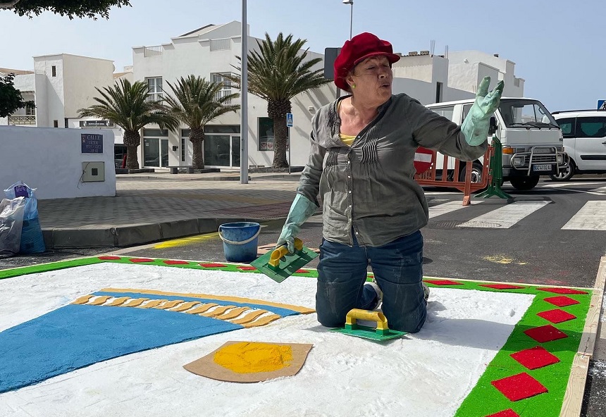 Imagen de una mujer trabajando en una alfombra de sal.