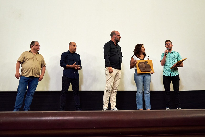 Entrega de placa a los familiares de Roberto Pérez Toledo.