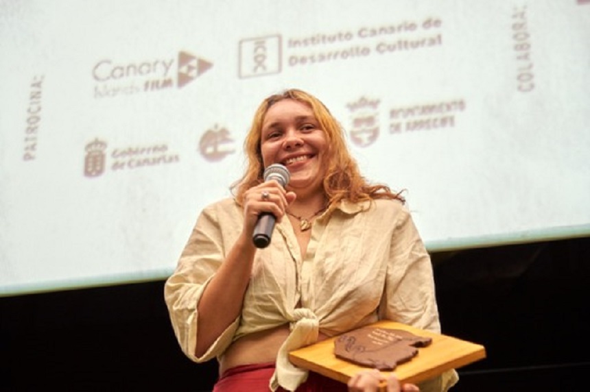 Imagen de Fiorella Alfei, con su Premio Menores de 20 años.