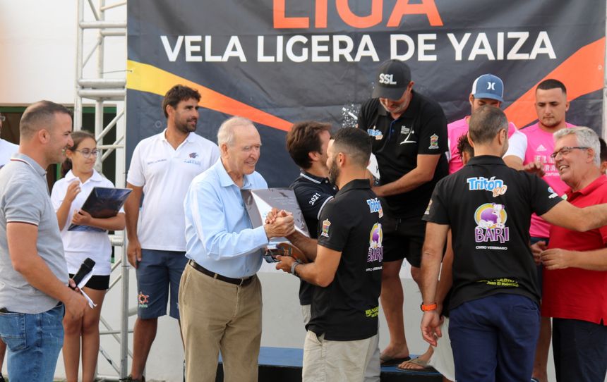 José Calero entrega el premio al campeón