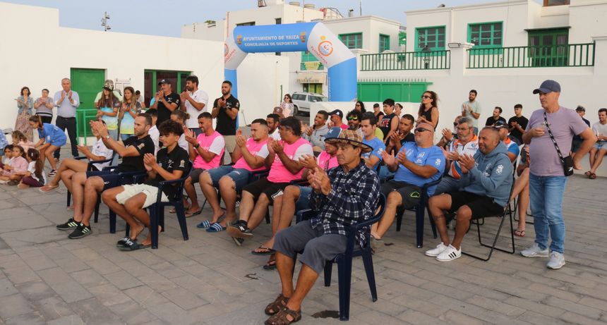 Regatistas en la entrega de trofeos