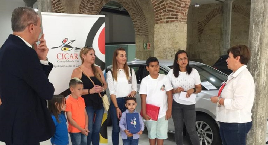 Representante de la Asociación Mercedes Medina Díaz y CICAR junto a los ganadores y sus familias en Gran Canaria.
