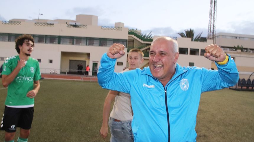 El míster Carlos Ramírez
