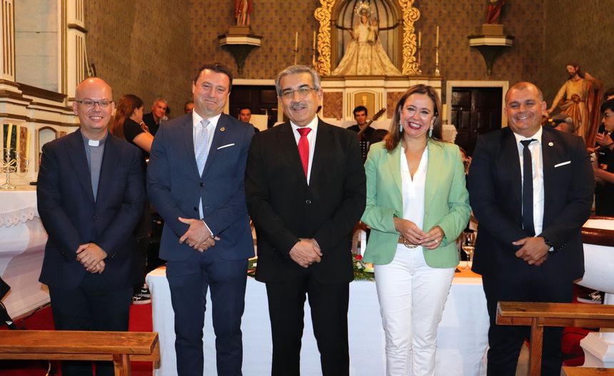 La mesa del pregón junto a la pta del Cabildo de Lzte