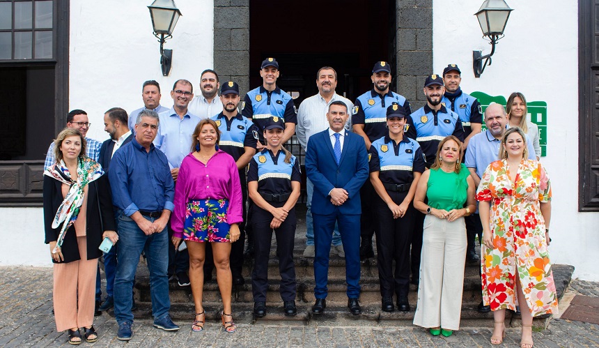Imagen de los nuevos policías locales de Teguise junto al grupo de gobierno del municipio.