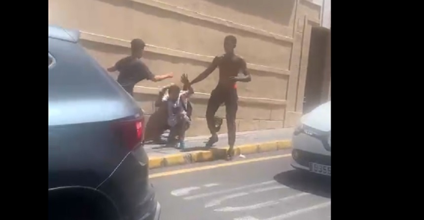 Imagen del momento en el que pegan al hombre que está en el suelo y que trató de mediar.