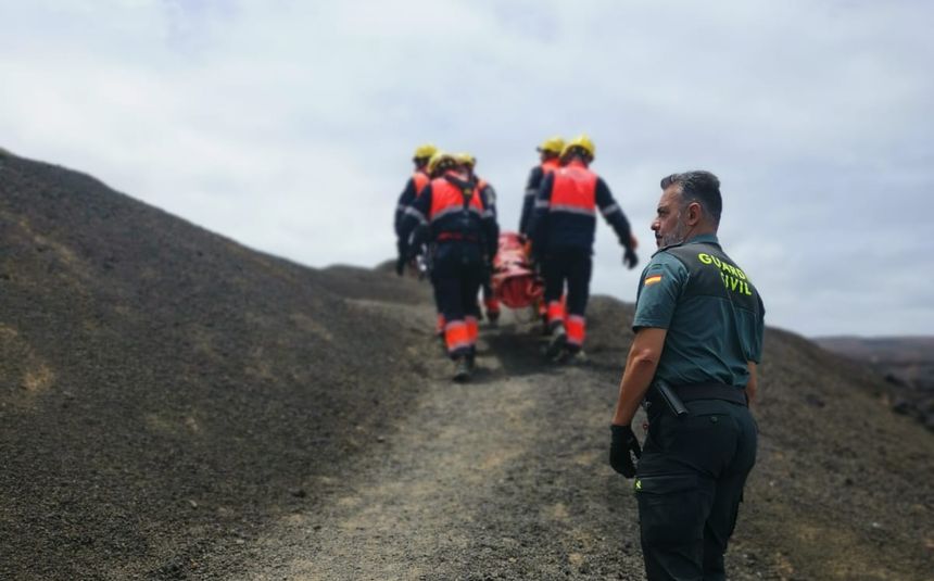 Imagen del traslado del cadáver de la persona que se precipitó por la ladera de la montaña