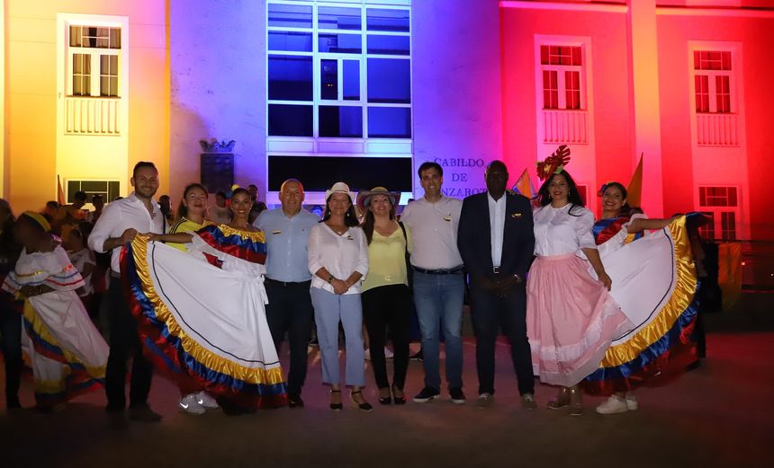 Iluminacion del Cabildo por el dia de Colombia (8)