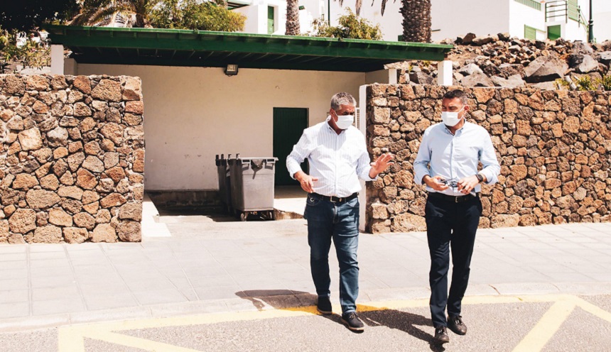 Eugenio Robayna y Oswaldo Betancort en el punto limpio de Costa Teguise.